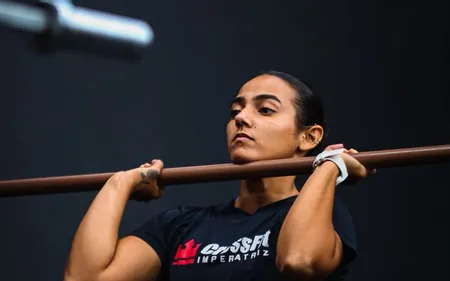 Ana Gabriela em posição de front rack com barra olímpica